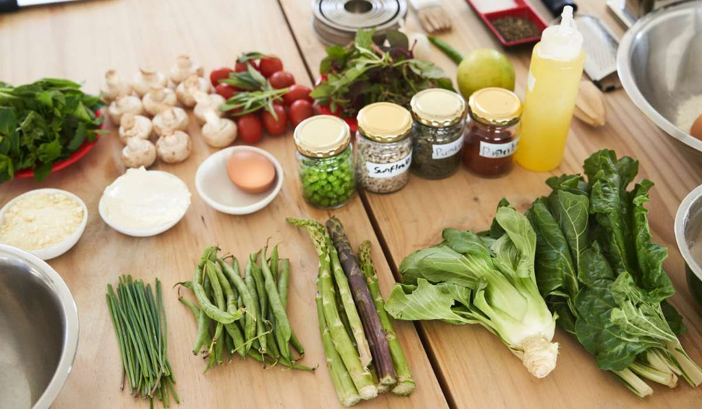 Verse raw foods op een houten tafel