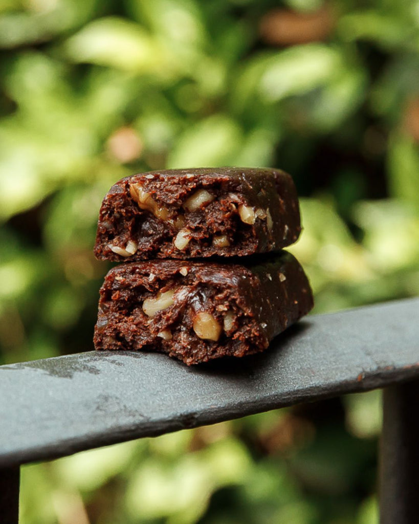 Focus raw bites smakelijk gepositioneerd in de natuur